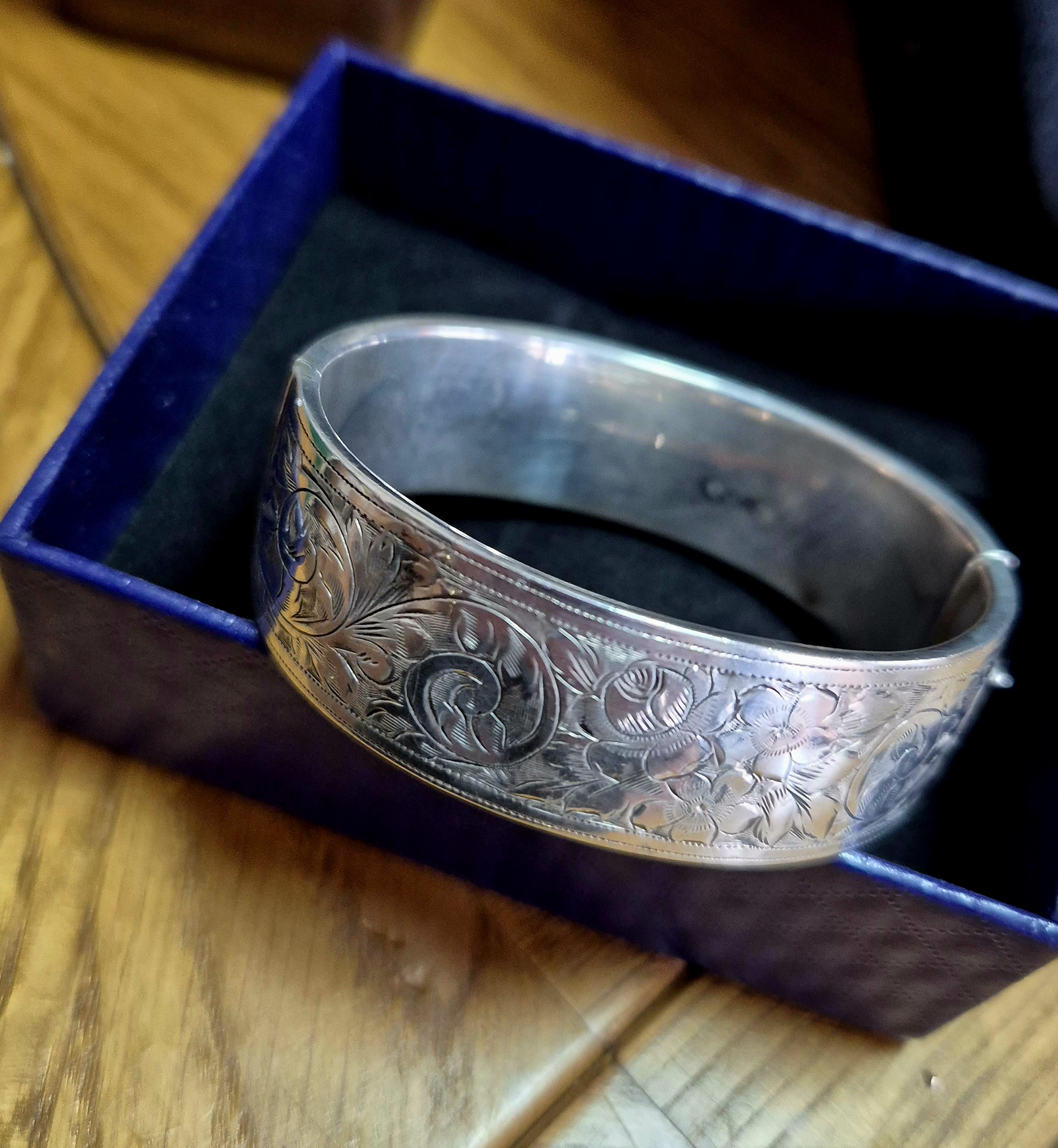 Sterling Silver Hinged Bangle Engraved Foliage Pattern. Unha